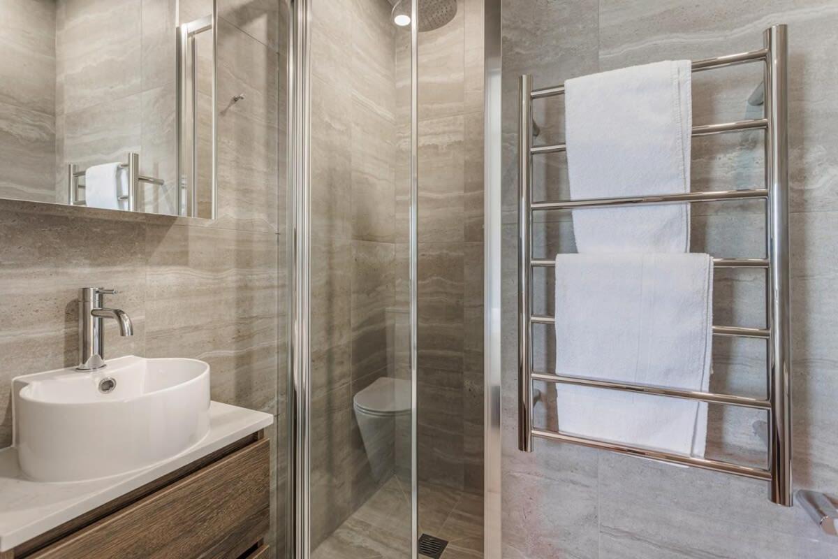 Fresh & Sleek Grey Lynn Unit With Private Patio Apartment Оукланд Екстериор снимка